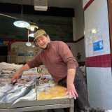 Ed ecco che con le mani umide ci sorride il proprietario della pescheria, il 60enne Giovanni Sirago
